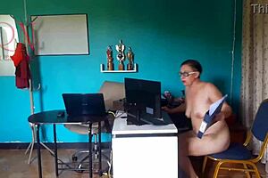 i'm the nudist secretary showin' my tits to the boss at work