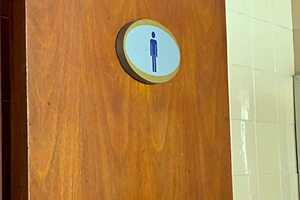 Fiquei Excitada e Entrei no Vestiário Masculino por Curiosidade