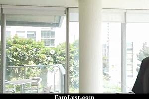 Üvey kardeşin dev sikinin vahşi binişi için saklanıyor