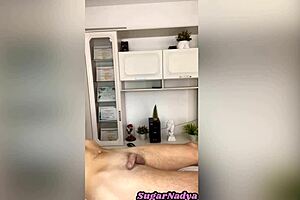 Professor De Ioga Foi Ajudar Alongar A Aluna Novinha