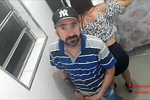 Estranho fodendo novinha no banheiro do bar