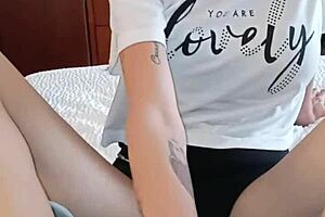 Vanessa Vixon’s first foot job in 10 years and a teasing blowjob