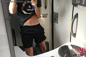 mijando no banheiro do ônibus, victor hugo sneaks a quickie with a stranger. later, they share a steamy handjob in the back seat.