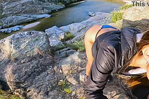 Pareja latina monta polla gigante vaquera en público POV con follada hardcore y doble eyaculación en culo caliente al atardecer