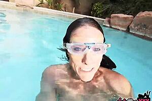 Sofie Marie Plays Pussy Underwater!