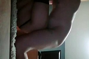 Stranger fucks chubby wife on the floor 😏 homemade milf action