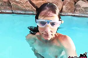 Sofie Marie Plays Pussy Underwater!