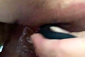 Dupla penetração turns wild with this Latina girlfriend using toys in her pussy.