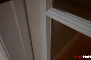 Nevlastný syn horí pre macochu Cherrie Deville, nemôže odolať!