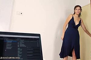 Sexy agent Julia lands a deal with a steamy surprise