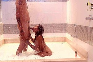 Lunna Vaz gives DEEPTHROAT in hydromassage