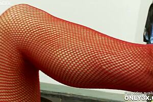 Farrah Fox Feels Intense Pleasure Through Gloryhole