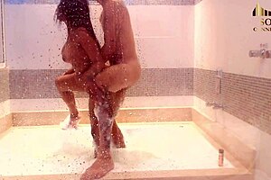 Lunna Vaz gives DEEPTHROAT in hydromassage