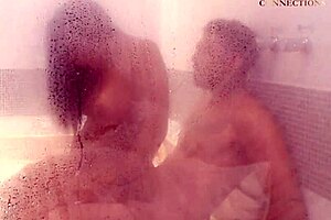 Lunna Vaz gives DEEPTHROAT in hydromassage