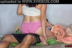 mulher branca sentando bem gostoso no colo