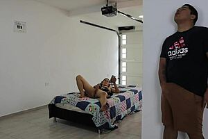 encontre a mi hermanastra masturbandose