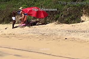 Esposa na praia apalpando o cafucu dotad�o de sunga branca e o corno s� a dist�ncia filmando bbc fabioeanaes com