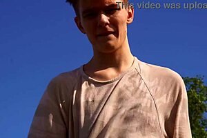 Diversión de verano con dos chicos jóvenes 18+ mamando junto al mar, ¿te unes?