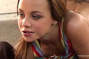 Ignoriše devojku da jebe Gauge analno na otvorenom