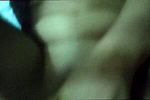 Latin pige onanerer sin våde barberede fisse derhjemme.