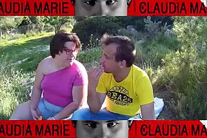 snacking on fat curvy pussy outdoors makes her horny