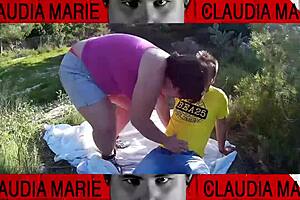 snacking on fat curvy pussy outdoors makes her horny