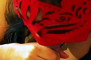 la madrastra de su amiga era una mujer muy seductora y siempre que la veía sentía un cosquilleo en el estómago que no podía explicar