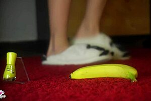 Jelisa Rose feet in Banana yellow footjob