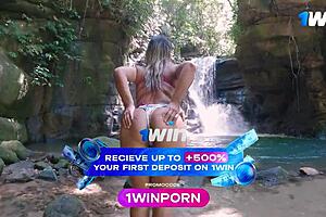 Bunduda safada foi na cachoeira e deu o cuzinho para o amigo