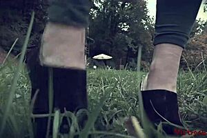 在这个女主恋物中，你感觉像个肮脏的虫子在我的脚下。