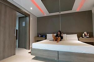 guy delivers pizza and i give to motoboy while husband travels