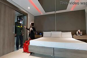 guy delivers pizza and i give to motoboy while husband travels