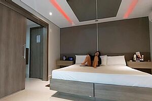 guy delivers pizza and i give to motoboy while husband travels