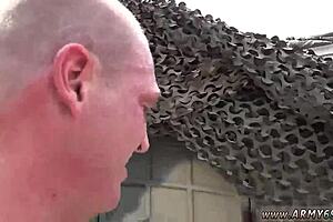 Hey, watch these Israeli soldiers bang on the beach