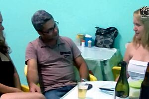 suruba no boteco as safadas transaram com os amigos dentro do bar completo no xvideos red