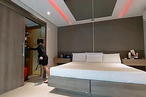 guy delivers pizza and i give to motoboy while husband travels