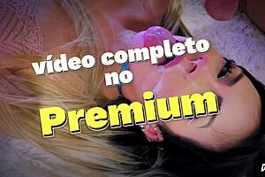 金发美女在现实面部场景中舔吸鸡巴