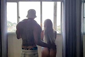 Voltando da praia, amigo me convidou para ver a vista... mas foi só pra me atolar na piroca! 😏