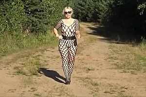 lepotica redrose u najlon bodistokingu napolju, horny kućni milf