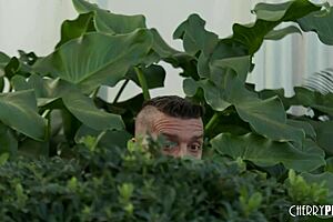 مراهقة بلوند ساخنة في بيكيني تستمني في الهواء الطلق وهي مراقبة، ثم تحصل على نيك دوجيستايل