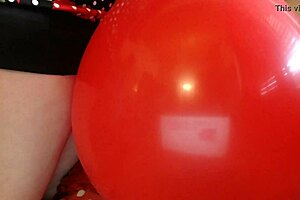 Nicoletta excites with big balloons in fetish contest