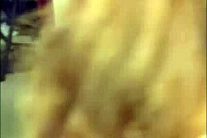 热辣妻子斯蒂菲穿着靴子诱惑地跳舞，挑逗她的阴户