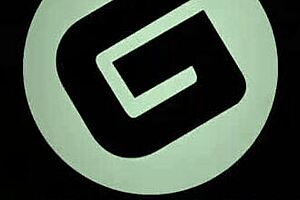 Brazilian Transsexual Kelly Mello Returns in Intense Solo Performance with Crossdressing Elements