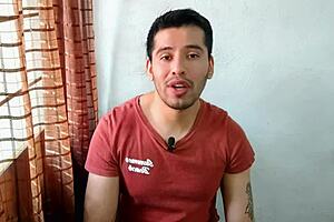 El Mejor Amigo De Mi Hermano Me Encuentra Meti�ndome Un Dildo Y Termina Penetrandome Con Su Vergota De 19Cm Por Primera Vez Relato Sexual