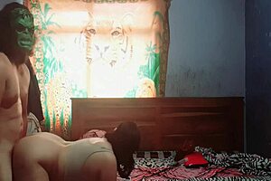 Joven estudiante universitaria aficionada a marvel invita a su prifesor de ingl�s a cojer y follar al estilo marvel con las m�scaras puestas sexo casero real amateur