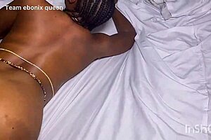 Szuka szélesre tárja a kezét kemény kutyapóz és misszionárius döngetésért MILF-fel