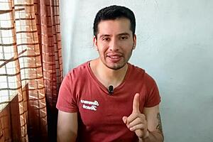 El Mejor Amigo De Mi Hermano Me Encuentra Meti�ndome Un Dildo Y Termina Penetrandome Con Su Vergota De 19Cm Por Primera Vez Relato Sexual