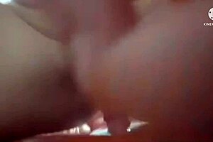 我的爱丽丝用假阳具玩她的紧屁股第二部