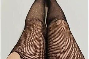 amateur foot massage turns into squirting fingering at home