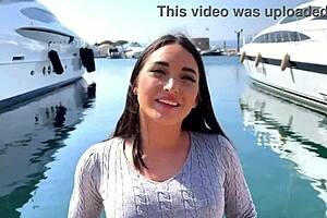 Sarah 21, Pramugari Seksi Saint Tropez Kena Facial Muncrat!